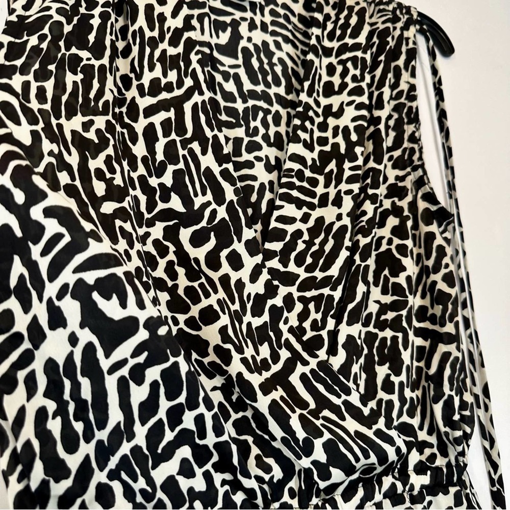 imaginary voyage Black & White V-neck Romper - Size Medium - Picture 6 of 7